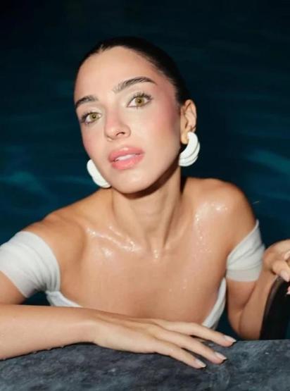 Begüm Akkaya’dan Havuz Başında Büyüleyen Pozlar Beyaz Bikinisiyle Sanal Medyayı Salladı