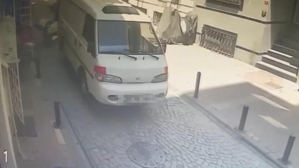 Beşiktaşta akılalmaz hırsızlık: Gözüne kestirdiği motoru nakliyeciye çaldırttı O anlar kameralara yansıdı