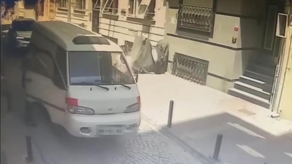 Beşiktaşta akılalmaz hırsızlık: Gözüne kestirdiği motoru nakliyeciye çaldırttı O anlar kameralara yansıdı