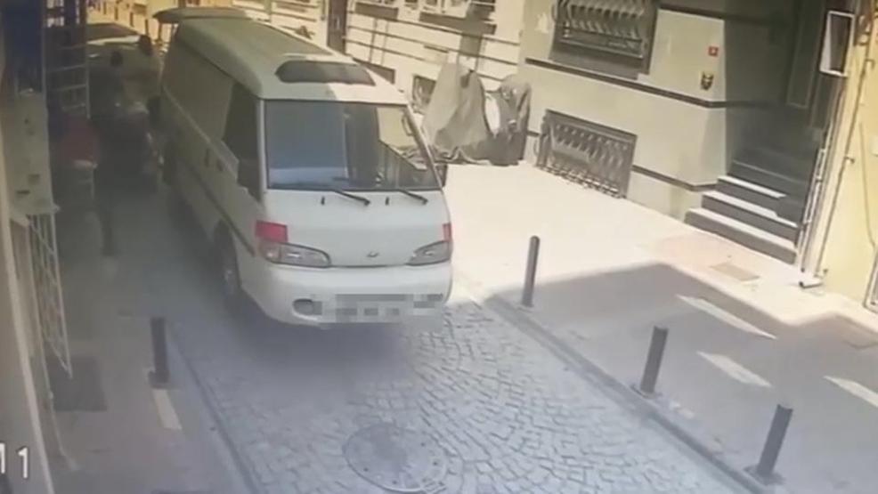 Beşiktaşta akılalmaz hırsızlık: Gözüne kestirdiği motoru nakliyeciye çaldırttı O anlar kameralara yansıdı