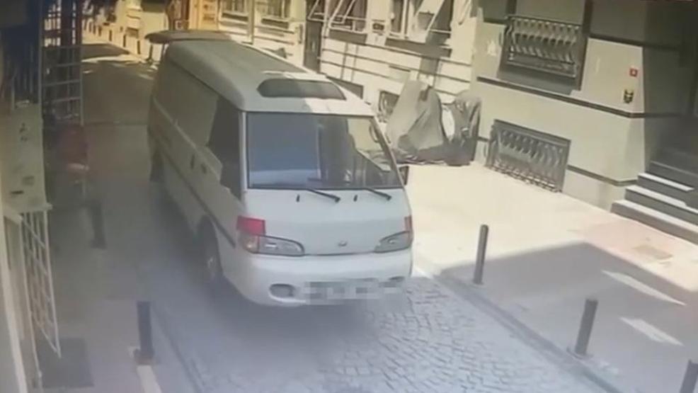 Beşiktaşta akılalmaz hırsızlık: Gözüne kestirdiği motoru nakliyeciye çaldırttı O anlar kameralara yansıdı