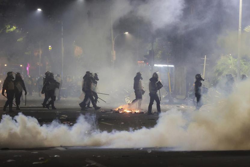 Endonezyada neler oluyor Sokaklar yangın yeri... Subiantonun Çin temasları iptal