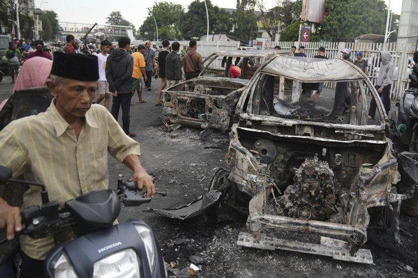 Endonezyada neler oluyor Sokaklar yangın yeri... Subiantonun Çin temasları iptal