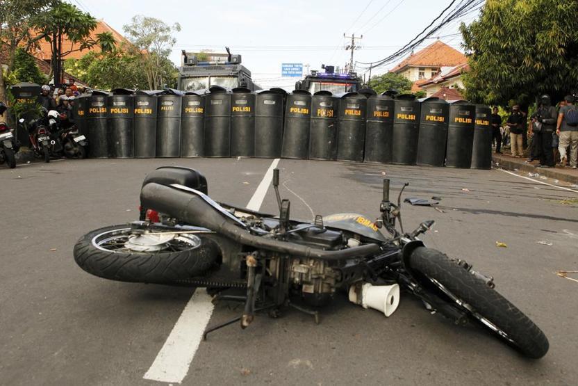 Endonezyada neler oluyor Sokaklar yangın yeri... Subiantonun Çin temasları iptal