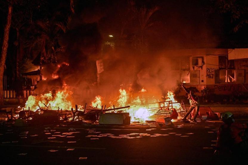 Endonezyada neler oluyor Sokaklar yangın yeri... Subiantonun Çin temasları iptal