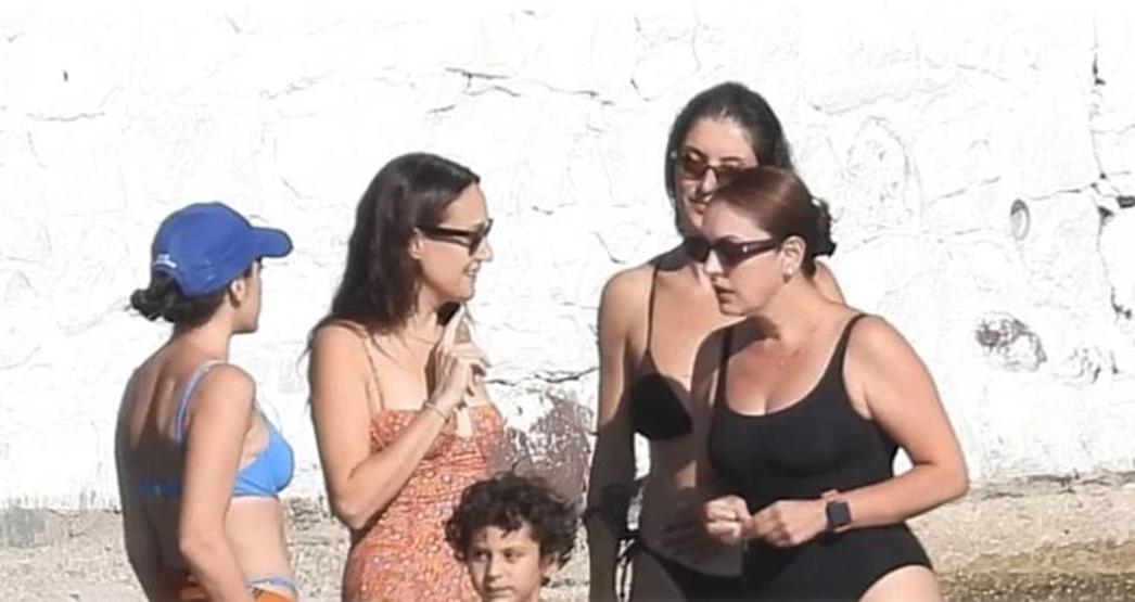 Denizde Sohbet Ezgi Mola, Gupse Özay ve Öykü Karayel Plajda Buluştu