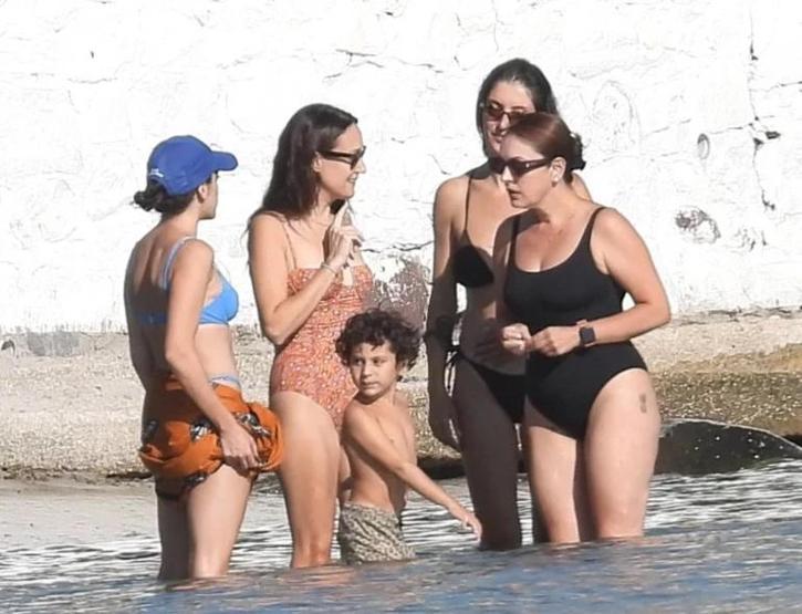 Denizde Sohbet Ezgi Mola, Gupse Özay ve Öykü Karayel Plajda Buluştu