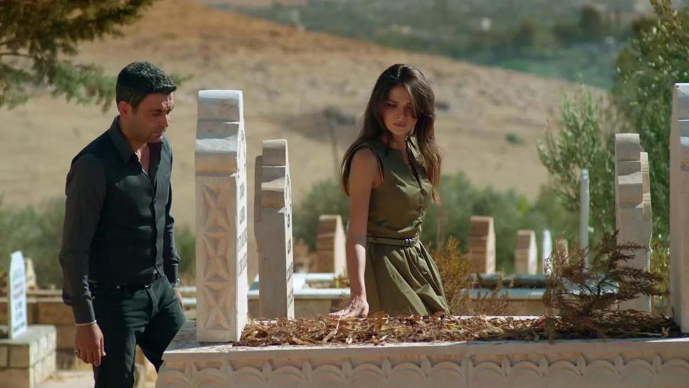 Uzak Şehirde Cihan ve Alya El Ele Yeni Sezon Tanıtımına Damga Vuran Sözler: Bu Mezarda Yatan Boran Albora Değil, Benim Kocam