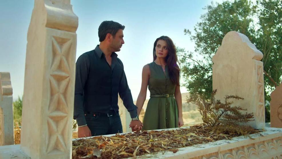 Uzak Şehirde Cihan ve Alya El Ele Yeni Sezon Tanıtımına Damga Vuran Sözler: Bu Mezarda Yatan Boran Albora Değil, Benim Kocam