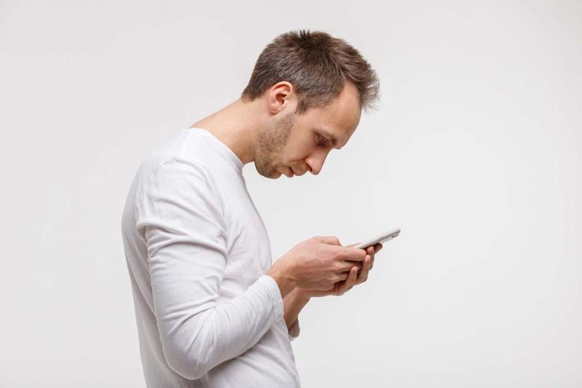 Yeni Neslin Sessiz Tehlikesi: Cep Telefonu Kamburluğu