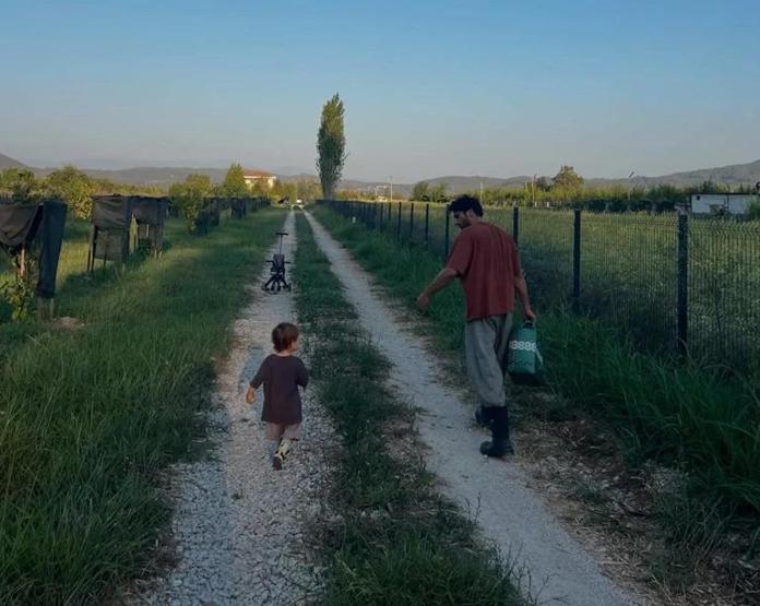 Setlere ara veren Kaan Urgancıoğlu oğluyla bahçeye girdi, hasat yaptı