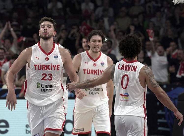 Türkiye, EuroBasket 2025te çeyrek finale yükseldi Cedi Osman ve Ebru Şahinden Letonyada romantik zafer pozu