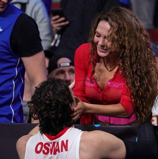 Türkiye, EuroBasket 2025te çeyrek finale yükseldi Cedi Osman ve Ebru Şahinden Letonyada romantik zafer pozu