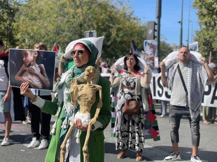 Dünya sustu, vicdanlar konuştu Pariste binlerce kişi Gazzedeki soykırımın sona ermesi talebiyle gösteri düzenledi