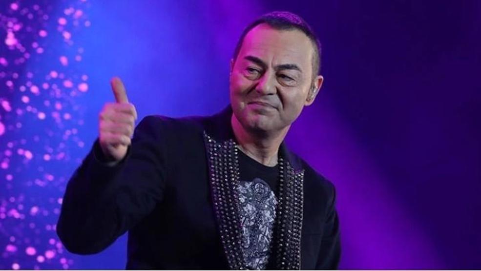 Serdar Ortaç Konserde Şarkı Sözlerini Unuttu Sanal Medyada Gündem Oldu