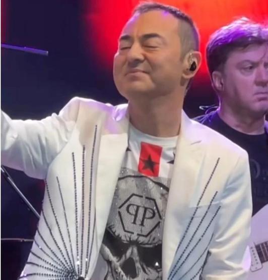 Serdar Ortaç Konserde Şarkı Sözlerini Unuttu Sanal Medyada Gündem Oldu