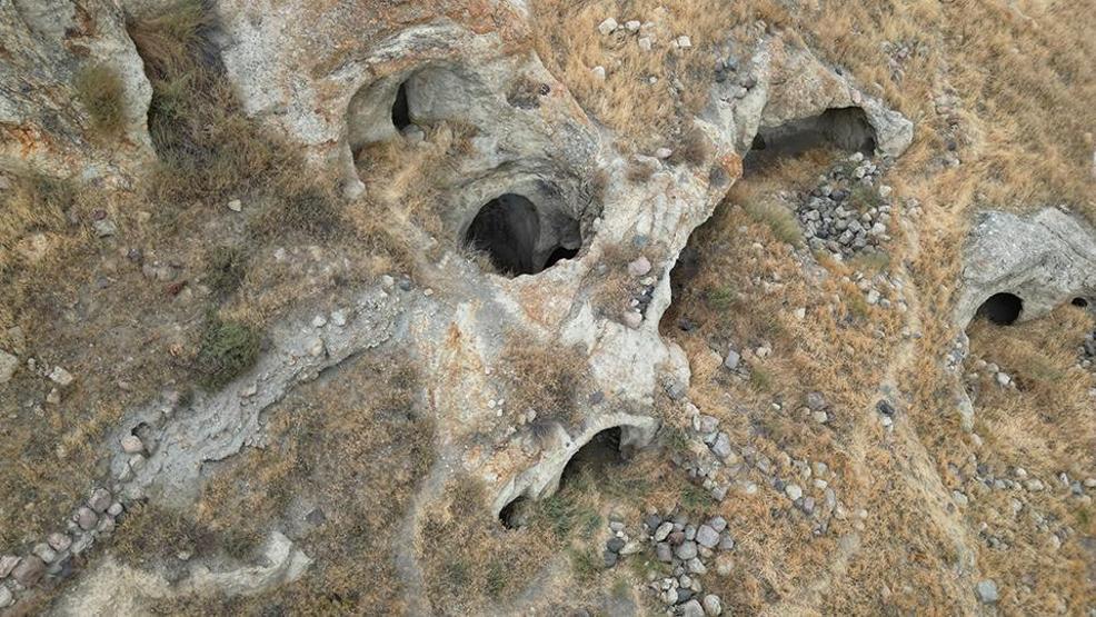 Üstü cami, altı kilise: Kayadan oyma tarihi yapı, turizme kazandırılmayı bekliyor...