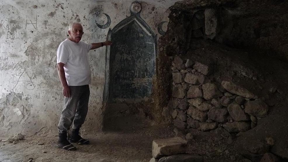 Üstü cami, altı kilise: Kayadan oyma tarihi yapı, turizme kazandırılmayı bekliyor...