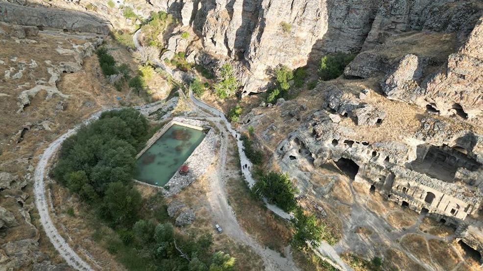 Üstü cami, altı kilise: Kayadan oyma tarihi yapı, turizme kazandırılmayı bekliyor...