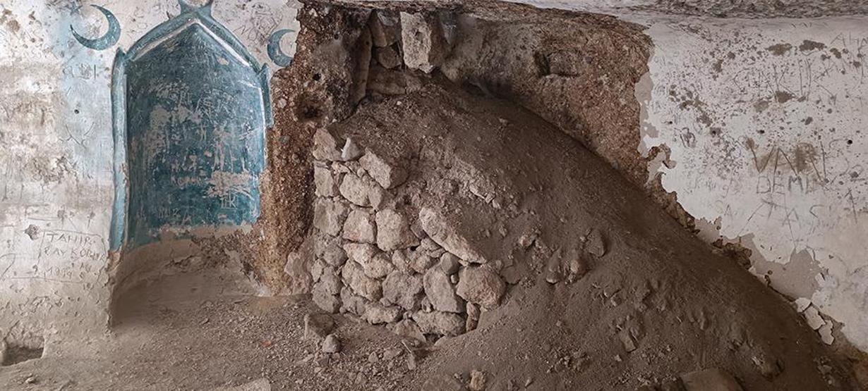 Üstü cami, altı kilise: Kayadan oyma tarihi yapı, turizme kazandırılmayı bekliyor...