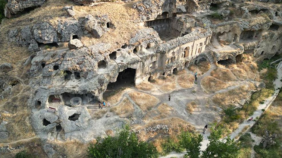 Üstü cami, altı kilise: Kayadan oyma tarihi yapı, turizme kazandırılmayı bekliyor...