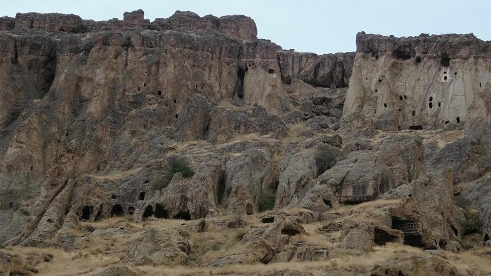 Üstü cami, altı kilise: Kayadan oyma tarihi yapı, turizme kazandırılmayı bekliyor...