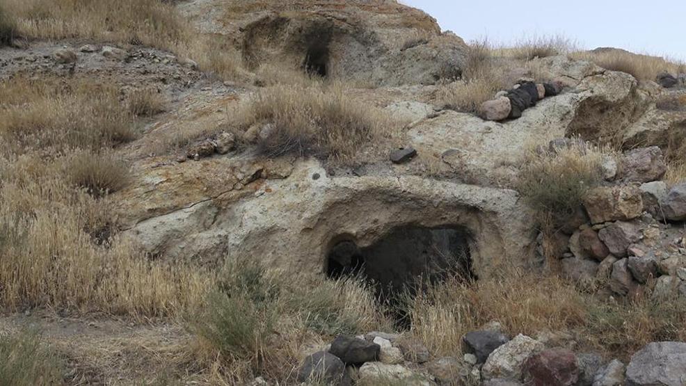 Üstü cami, altı kilise: Kayadan oyma tarihi yapı, turizme kazandırılmayı bekliyor...