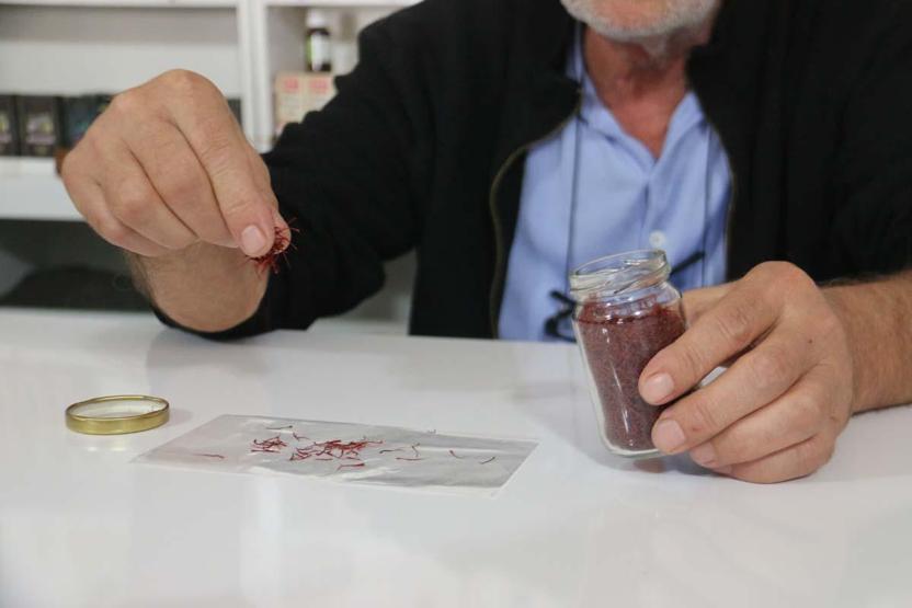 Kilosu 250 Bin Lira Ama Sahtesi Her Yerde Aman Dikkat Safran Diye Mısır Püskülü Yiyor Olabilirsiniz 26 Yıllık Aktardan Gerçek Safranı Anlamanın Tek ve En Kolay Yolu
