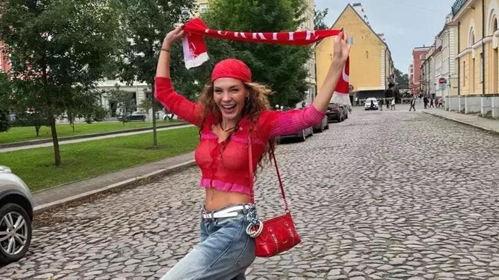 Türkiye, EuroBasket 2025 çeyrek final maçında finale yükseldi Ebru Şahin, Letonya sokaklarında Türk bayrağıyla gezdi