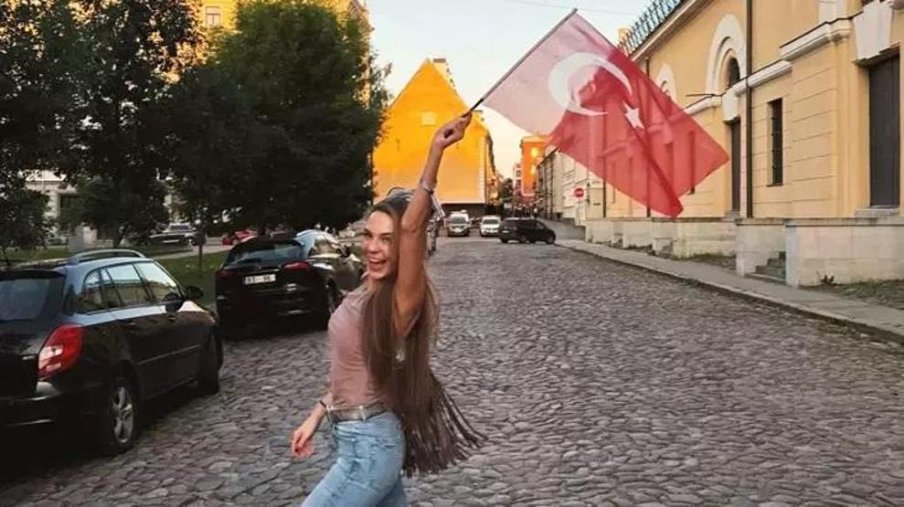 Türkiye, EuroBasket 2025 çeyrek final maçında finale yükseldi Ebru Şahin, Letonya sokaklarında Türk bayrağıyla gezdi