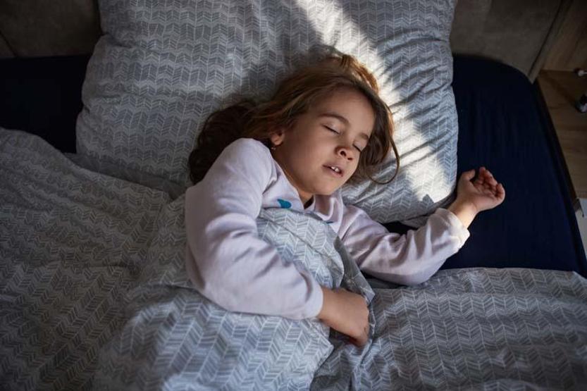 Düzenli uyku çocuklarda okul başarısını artırıyor