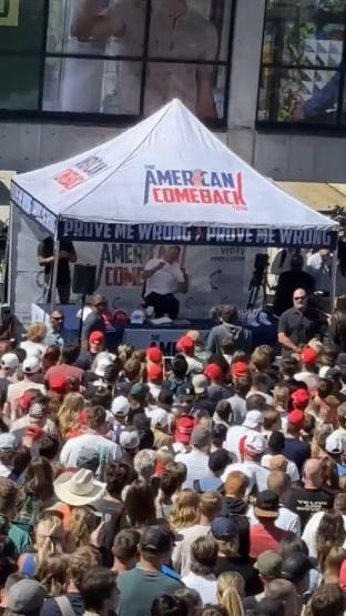 Başına 100 bin dolar ödül koyuldu FBI, Charlie Kirk suikastı şüphelisinin fotoğrafını yayınladı