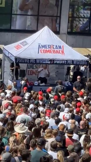 Başına 100 bin dolar ödül koyuldu FBI, Charlie Kirk suikastı şüphelisinin fotoğrafını yayınladı