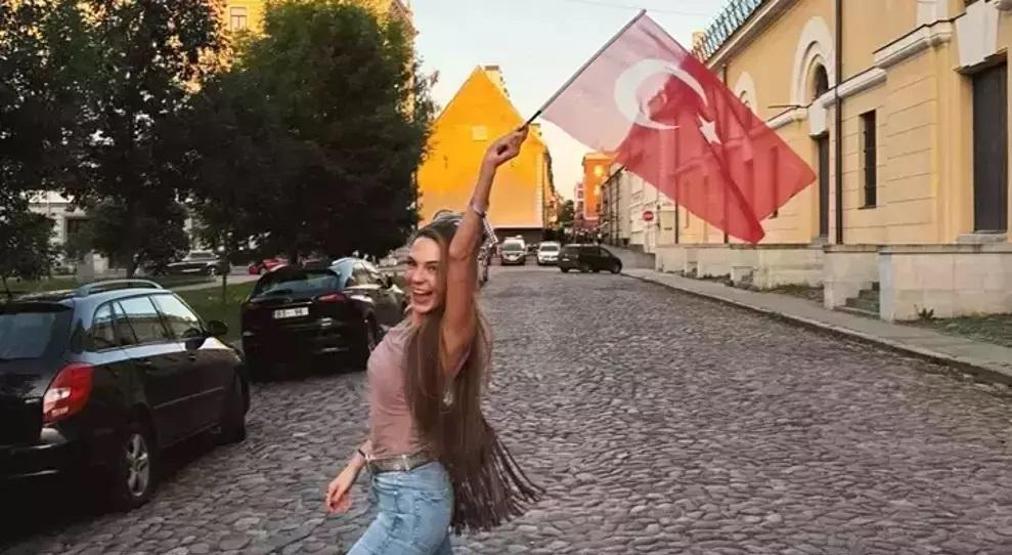 Yunanistanı devirdik, sıra Almanyada Türkiye, EuroBasket 2025te finale yükseldi Cedi Osmanın eşi Ebru Şahinden zafer pozu