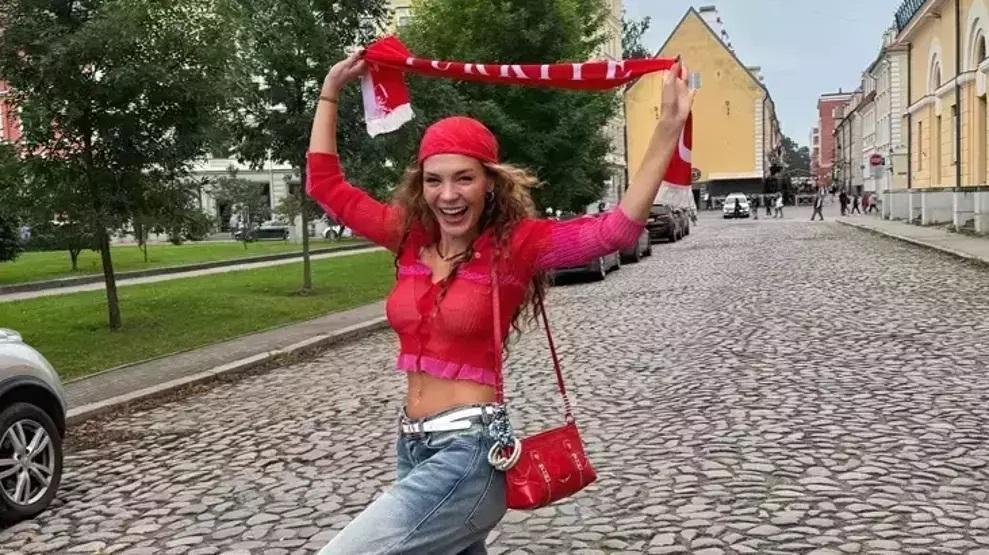 Yunanistanı devirdik, sıra Almanyada Türkiye, EuroBasket 2025te finale yükseldi Cedi Osmanın eşi Ebru Şahinden zafer pozu