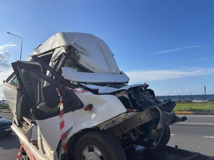 Trabzonda feci kaza: TIR minibüse çarptı, yaralılar var...