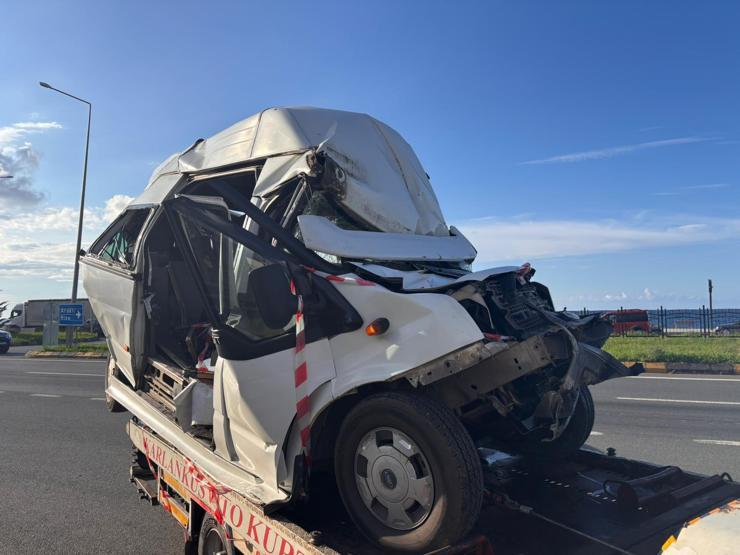 Trabzonda feci kaza: TIR minibüse çarptı, yaralılar var...