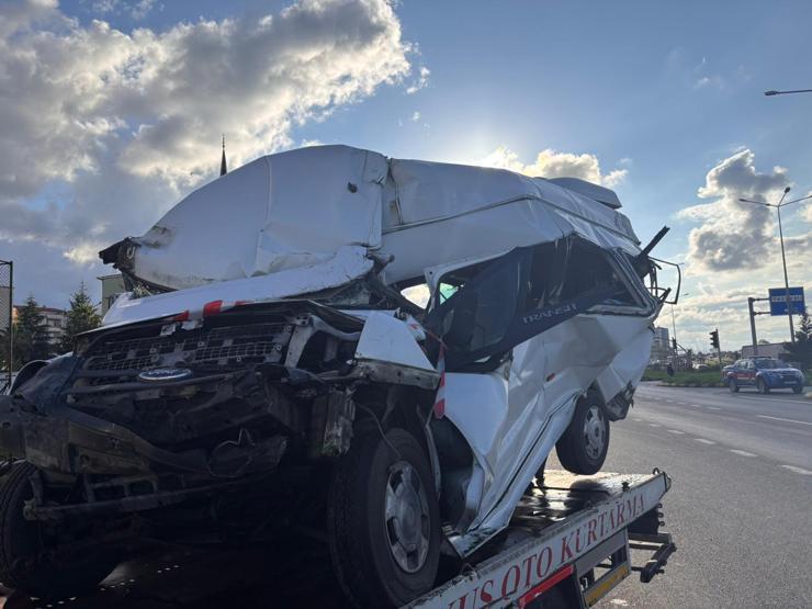 Trabzonda feci kaza: TIR minibüse çarptı, yaralılar var...