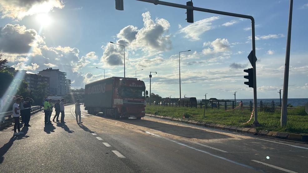 Trabzonda feci kaza: TIR minibüse çarptı, yaralılar var...