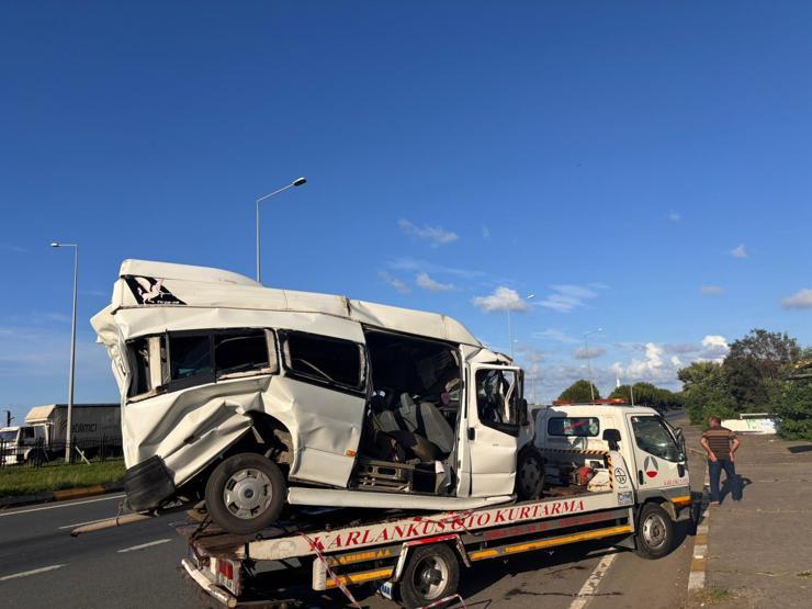 Trabzonda feci kaza: TIR minibüse çarptı, yaralılar var...