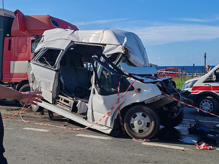 Trabzonda feci kaza: TIR minibüse çarptı, yaralılar var...