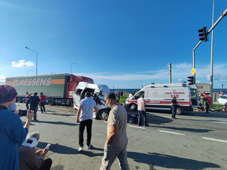 Trabzonda feci kaza: TIR minibüse çarptı, yaralılar var...