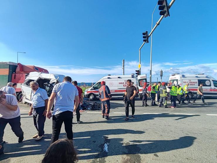 Trabzonda feci kaza: TIR minibüse çarptı, yaralılar var...
