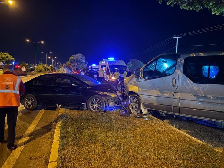 Sivas’ta minibüs ile otomobil çarpıştı Kazada 3’ü futbolcu 5 kişi yaralandı
