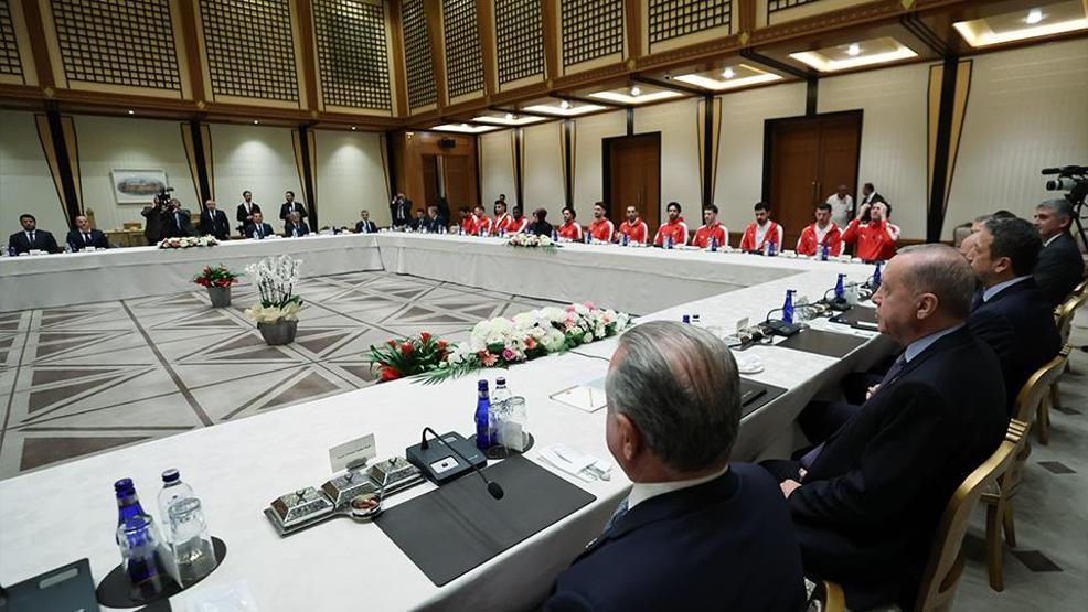 12 Dev Adam Külliyede Cumhurbaşkanı Erdoğan, A Milli Erkek Basketbol Takımını kabul etti