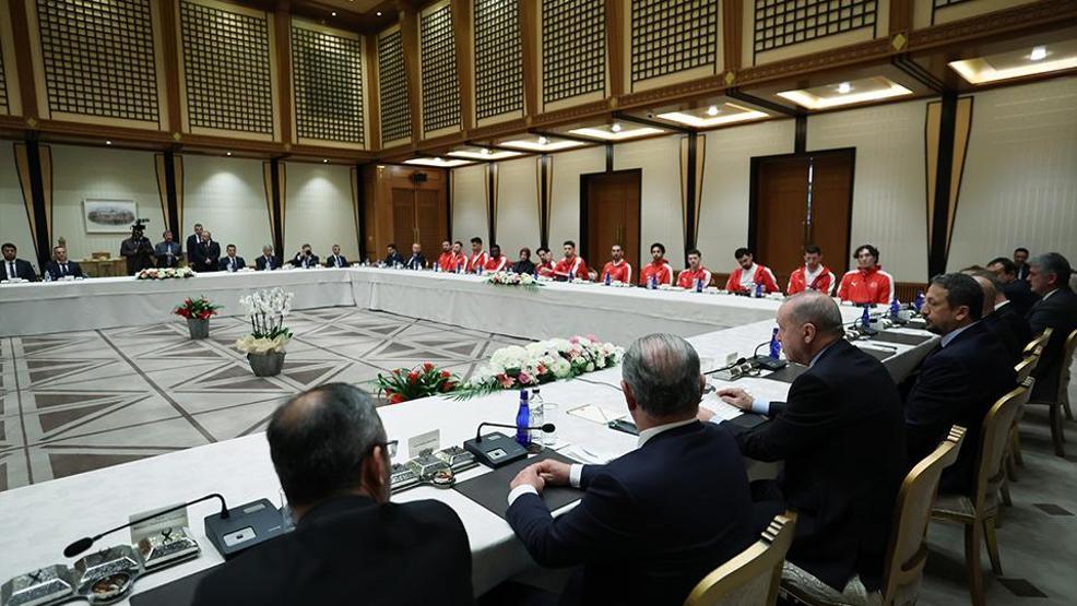 12 Dev Adam Külliyede Cumhurbaşkanı Erdoğan, A Milli Erkek Basketbol Takımını kabul etti