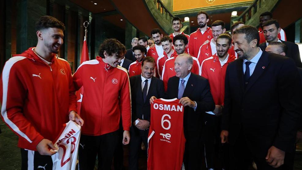 12 Dev Adam Külliyede Cumhurbaşkanı Erdoğan, A Milli Erkek Basketbol Takımını kabul etti