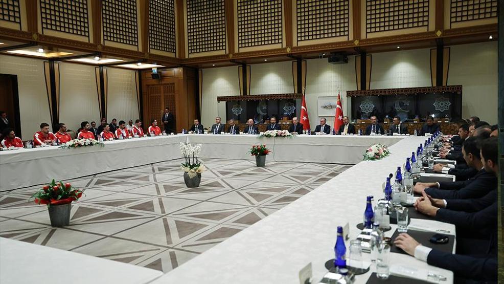 12 Dev Adam Külliyede Cumhurbaşkanı Erdoğan, A Milli Erkek Basketbol Takımını kabul etti