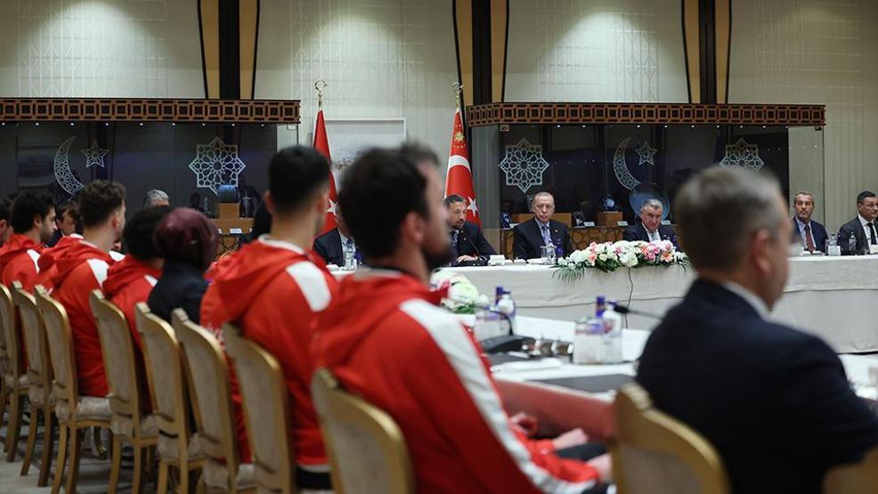 12 Dev Adam Külliyede Cumhurbaşkanı Erdoğan, A Milli Erkek Basketbol Takımını kabul etti