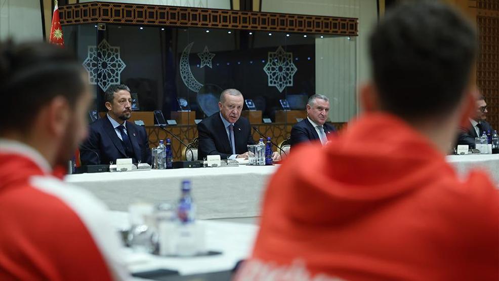 12 Dev Adam Külliyede Cumhurbaşkanı Erdoğan, A Milli Erkek Basketbol Takımını kabul etti